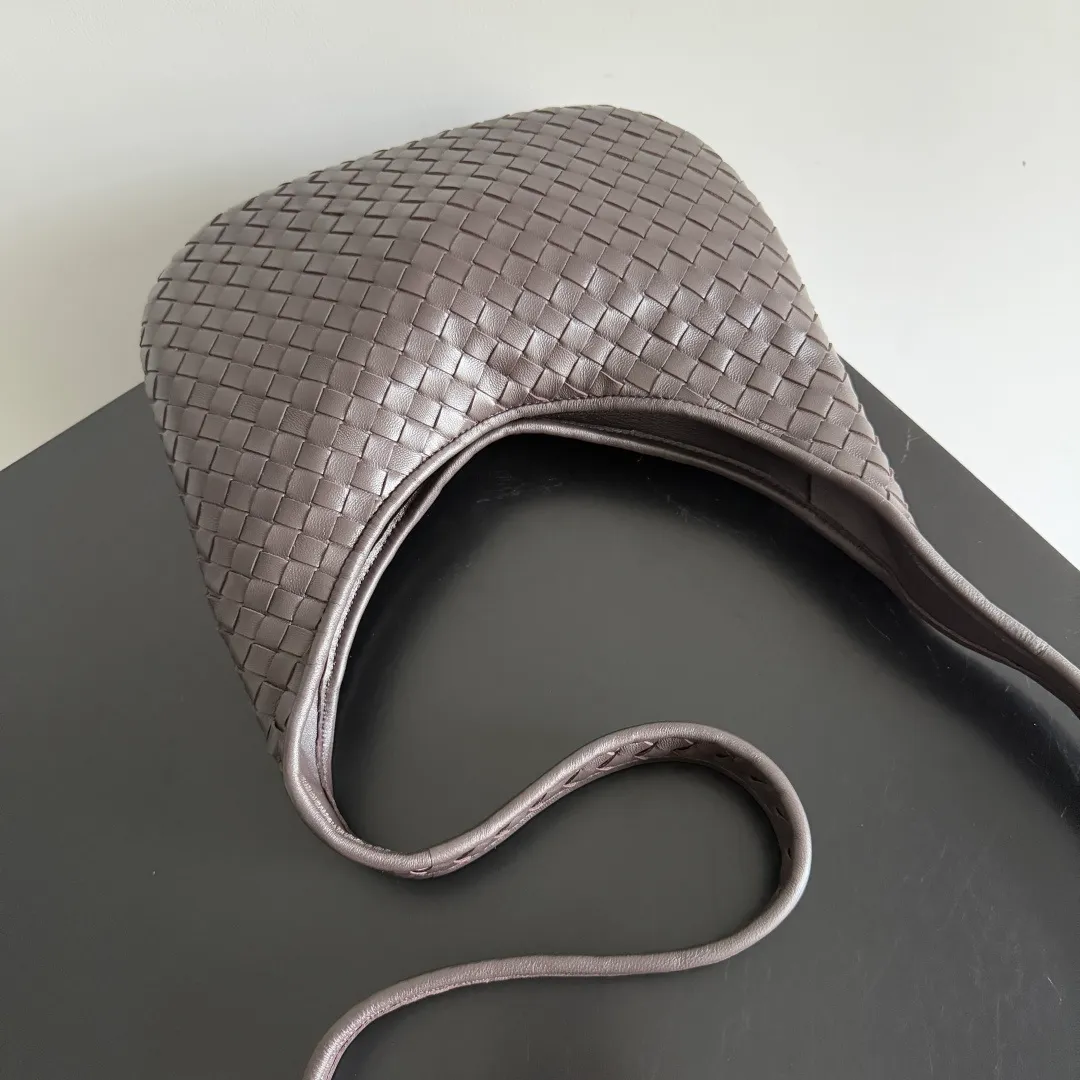 Batch 1660 BOTTEGA VENETA 2025 new men's small Veneto crossbody bag is made of lambskin, elegantly extends to the strap, fits perfectly on the upper body, and the light and neat shape is suitable for all your choices for business trips, travel or daily life. Top zipper, interior two compartments, extra-large capacity. The classic Veneta shape has been redesigned and turned into a bag that can be worn cross-body, simple yet stylish. Although it is designed as a men’s bag, it is also very suitable for girls to carry! The back is so handsome🕶! More aura ~ The shoulder straps are reasonably designed, making it comfortable and stylish to carry cross-body. The bag has a practical capacity and can easily fit your daily needs~ Whether it is paired with casual wear for going out on the street or with formal wear for commuting, put it on and your fashion sense will rise in a straight line📈! Style number: 836918 Size: 27*17*2.5cm